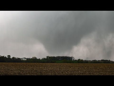 LARGE TORNADO HITS IOWA! - Salem, Iowa 4/16/2024