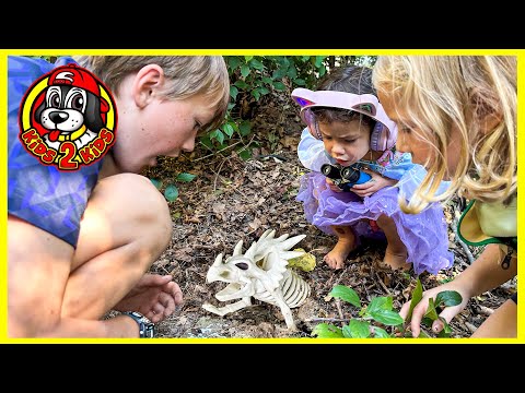 Kids Pretend 🦖 CALEB, MARY & CHARLENE DIG UP DINOSAUR BONES!