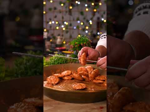 1 peetal ki parat mein leftover idli dal den