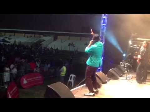 Theo Kgosinkwe intro live in PE