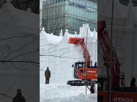 【雪像崩壊】さっぽろ雪まつり解体開始に、制作した自衛隊員が合図。涙を拭う？姿【感動をありがとう】