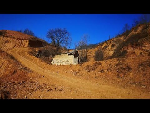 中国新年到农村姑姑家走亲戚，农民现在还住窑洞，取暖用柴火炉，村子基本荒废了，冬天寒冷又凄凉