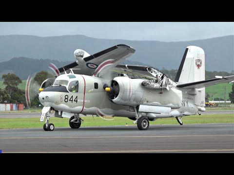 Grumman S-2G Tracker unfolds/folds its Wings over Illawarra airshow