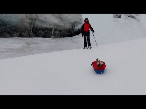 Descent of the sledges in the Barnes - Barnes Icecap expedition - 2012