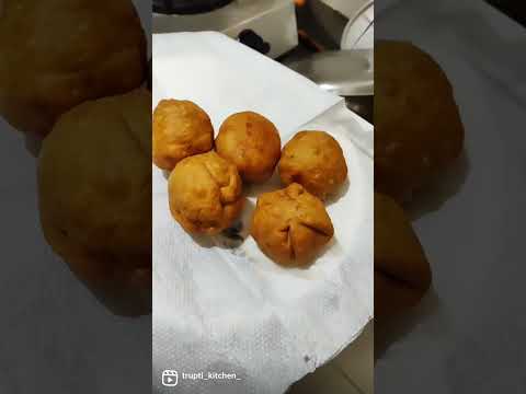 Lilva Ni Kachori | Famous India Street Food | Gujarati Farsan Recipe #shorts  #youtubeshorts