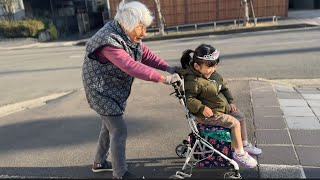 日本生活/年底拎點東西去日本奶奶家、老人家很開心！用小車子推著鈴醬去買零食