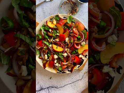 This 🍑 Peach Salad Packs a Flavor Punch That‘ll Wow You! #recipe #salad #healthyfood #shortsvideo