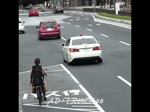 Uターンした違反車を緊急走行で追い検挙する覆面パトカー