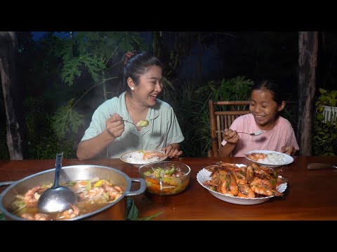 Raining day, Pich and Mommy Sreypov enjoy dinner together - Yummy shrimp cooking