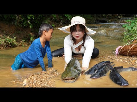 Fishing skills and stream fish traps on rainy days.