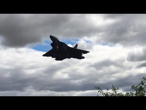 RIAT 2017 Awesome USAF F-22 Arrival Over Head Landing