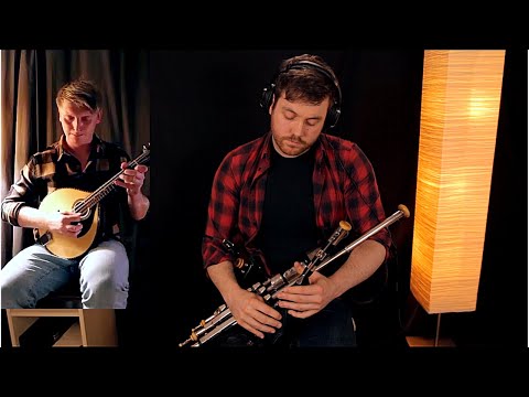 Uilleann pipes & Mandolin (Reel) Rolling in the Barrel