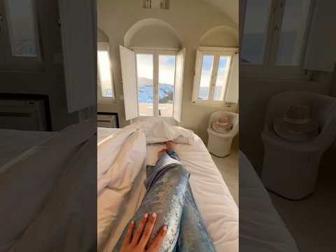 Upgraded to a $10,000 hotel suite 🤯… let’s take a tour 🤩 #roomtour #luxuryhotel #santorini