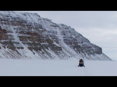 Surrounding the terraced mountains of the Borden peninsula - Nanoq 2007 expedition