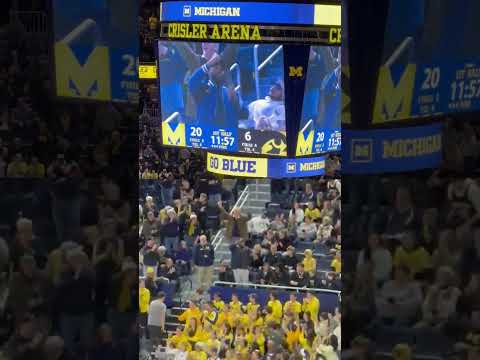 Sherrone Moore pretends to plant the flag at a basketball game 😳 #michigan #football #basketball