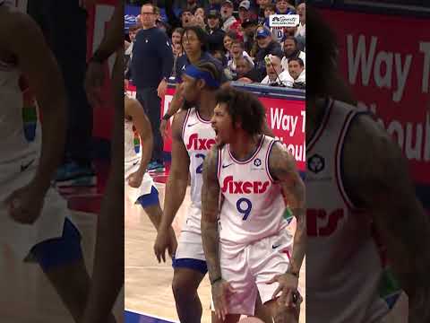 😲 Kelly Oubre Jr. meets Jonas Valanciunas at the rim!! #sixers