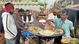 80/- Rs HARDWORKING MAN COOKS ROADSIDE SAAG MAKHAN AND ALOO PARATHA 😍 LAHORE STREET FOOD