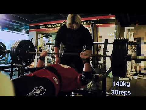 ベンチプレス140kg30レップ。