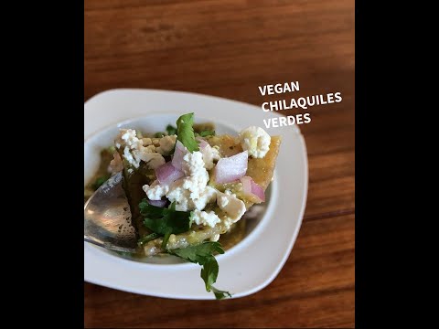 DELICIOUS and VEGAN chilaquiles verdes with homemade salsa verde and tofu 'cotija'