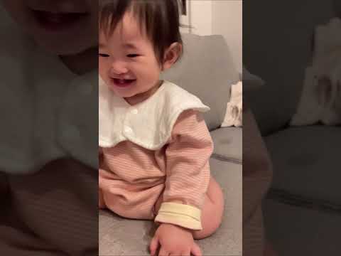 笑いすぎて倒れこむ赤ちゃん(生後11ヶ月)#shorts    The baby chuckled.