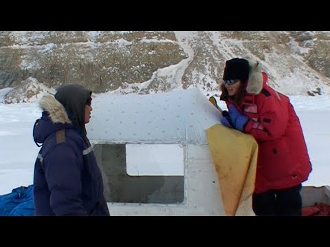 Inuit talking to Ingrid on the coast of the Borden peninsula - Nanoq 2007 expedition