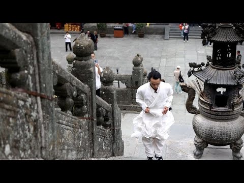 蛙跳上台阶，还能打一套行云流水太极拳，什么云手和大师学习一下