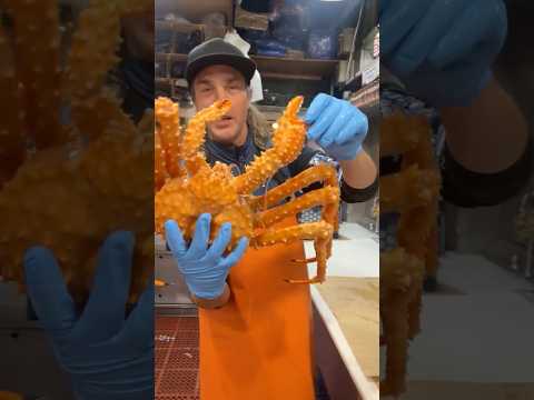 We get shown how to clean an Alaskan Golden King Crab with @pikeplacefish 🦀🤯