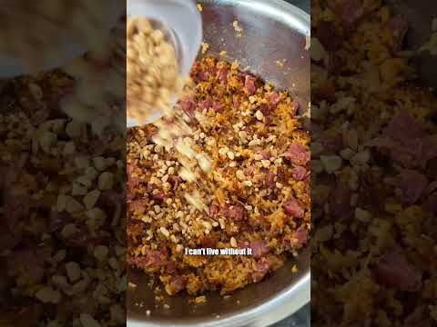 Making Lao crispy fried rice (nam khao)