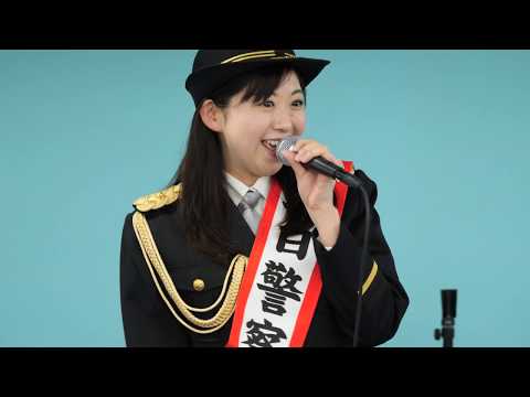 歌う一日署長　小川真奈が新曲を披露！「Lovely to Drive」新宿西口広場