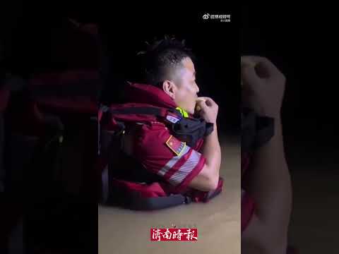 河北涿州 救援队员冰冷水中颤抖吃东西充饥 又继续投入到水中救援