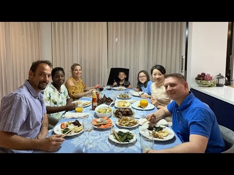 Invited a Canadian friend's family to eat stewed goose in an iron pot, which was well received.