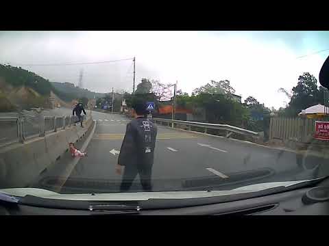 Baby crawling across major road in Vietnam lucky not to be hit by cars