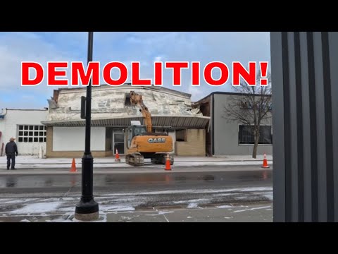 Big Excavator Tears Down Old Building