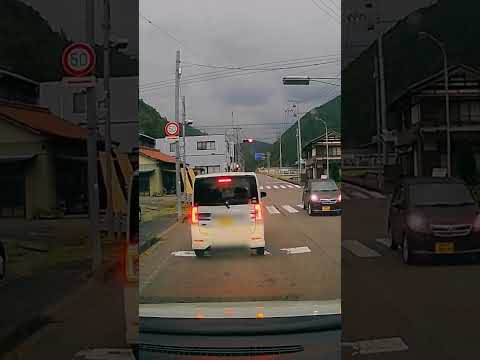 落ち着きがない運転ですね😃