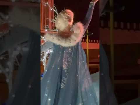 Elsa from Frozen in Walt Disney World Mickey’s Once Upon a Christmas Parade #Shorts