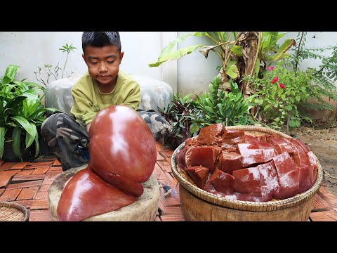 Chef Seyhak: Yummy beef liver cook and invite mother to taste