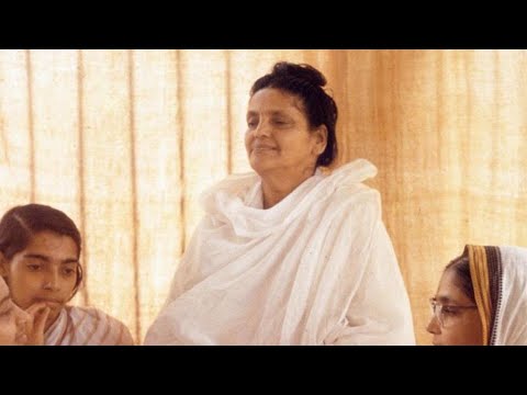 Sri Ma Anandamayi answers questions at Rashtrapati Bhavan, Delhi on 11/9/1961