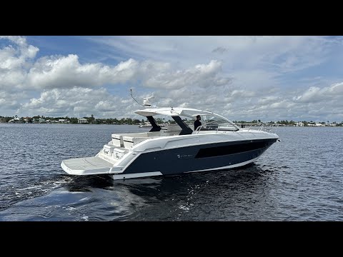 2019 Cruisers Yachts 39 Express Coupe For Sale at MarineMax Stuart