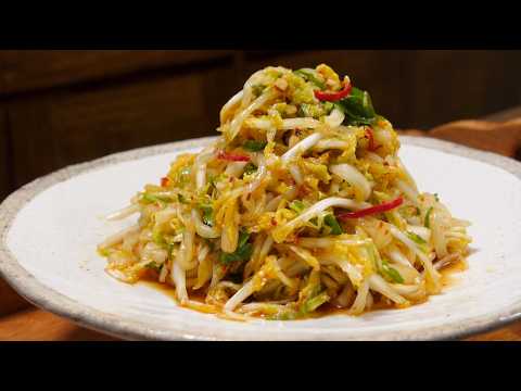 Spicy cabbage salad | Tangy, crisp, and refreshing! This recipe is totally restaurant-worthy!