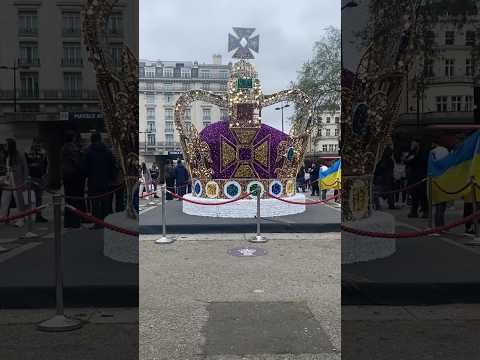 Statue of King’s crown in London 👑 #coronation