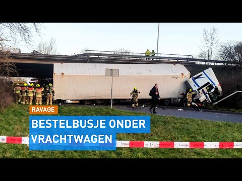 RAVAGE op de A15 waar vrachtwagen van viaduct af stort | Hart van Nederland