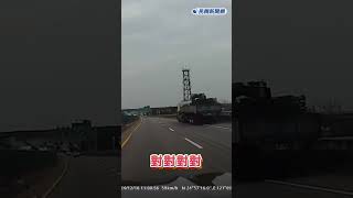 快新聞／驚險！大貨車輪胎脫落一路彈跳「還回馬槍」 目擊駕駛飽受驚嚇畫面曝 #shorts #國道