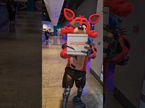 Foxy is on his way to deliver your pizza #fivenightsatfreddys #cosplay #foxy