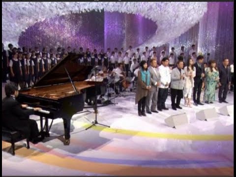 Nobuyuki Tsuji plays "Flowers will bloom" with student choir, 2012