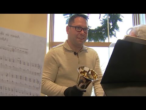 Matt Tries That by joining experienced Christmas carolers