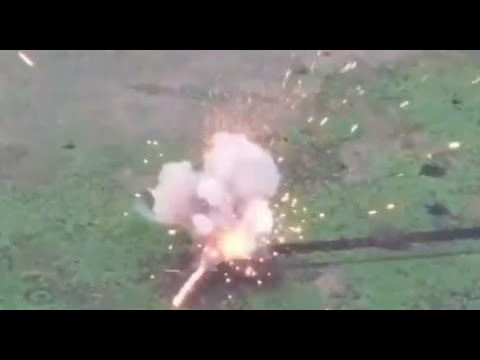 FGM-148ジャベリンミサイルを使用してロシアの戦車を攻撃するウクライナの軍人の珍しい戦闘映像