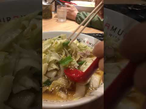 れんげで食べる野菜ラーメン