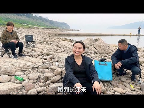 Dad is in his 70 s. He went fishing by the Yangtze River for the first time and returned empty-hand