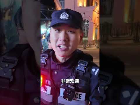 牵牵抱抱举高高！“小砂糖橘”体验“尔滨”警察叔叔的“绿色通道”（记者：王君宝）