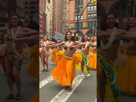 NYC💃HULA Dancing #shorts #streetdance #dancing #huladance #newyork @youtubecreators #YouTubeHighFive